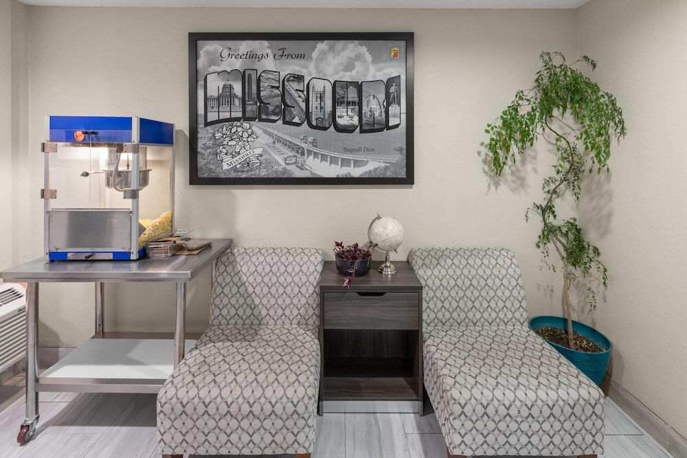 Super 8 by Wyndham Rock Port MO 3