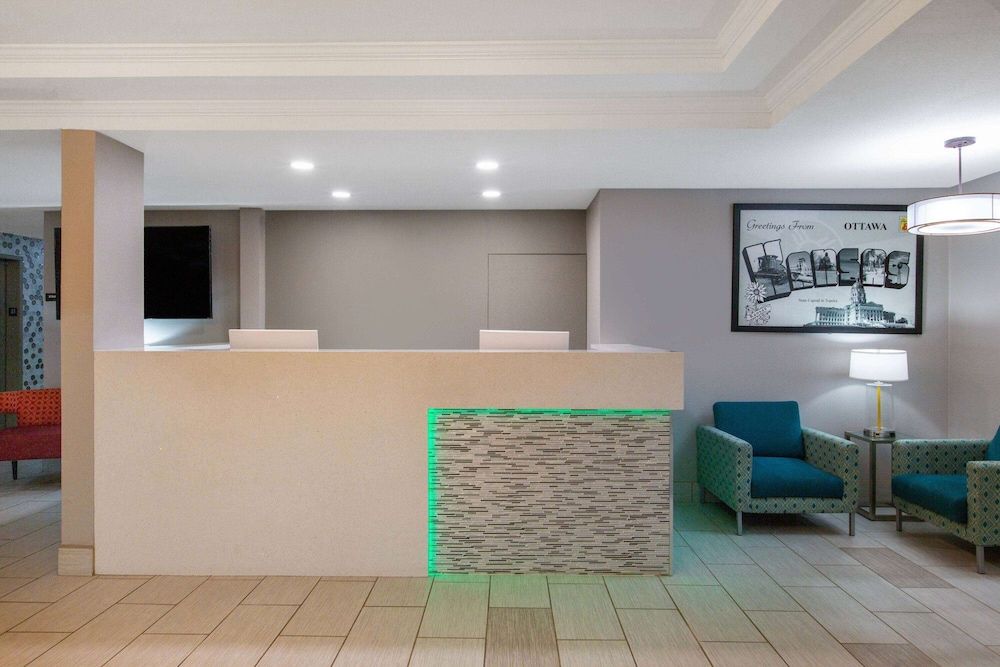 Super 8 by Wyndham Ottawa 2