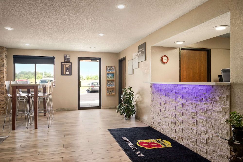 Super 8 by Wyndham Mayfield 2