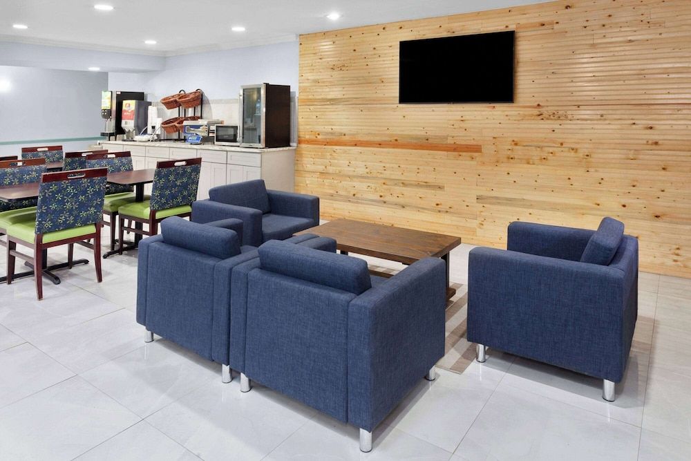 Days Inn & Suites by Wyndham Siler City 3