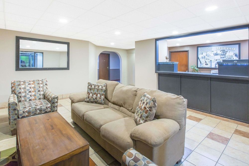 Super 8 by Wyndham Belleville 2