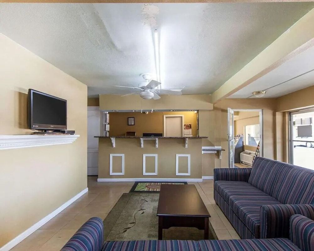 Days Inn by Wyndham Calhoun GA I-75 and US-41 2