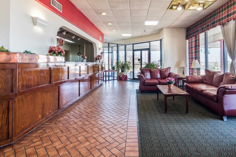 Econo Lodge Inn & Suites Conference Center 3