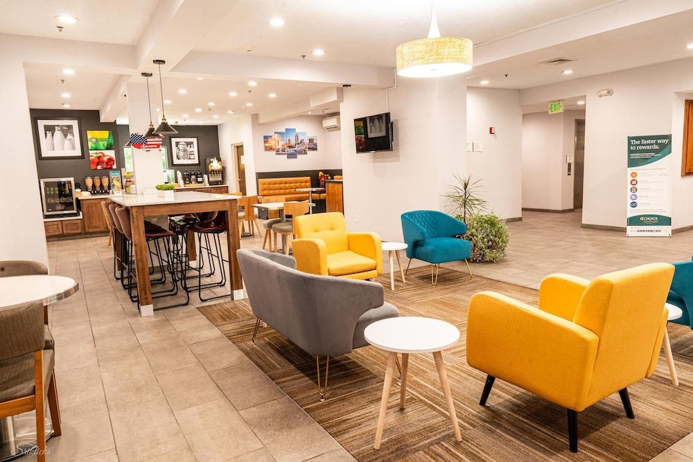 Quality Inn & Suites Oakwood Village Cle South 2