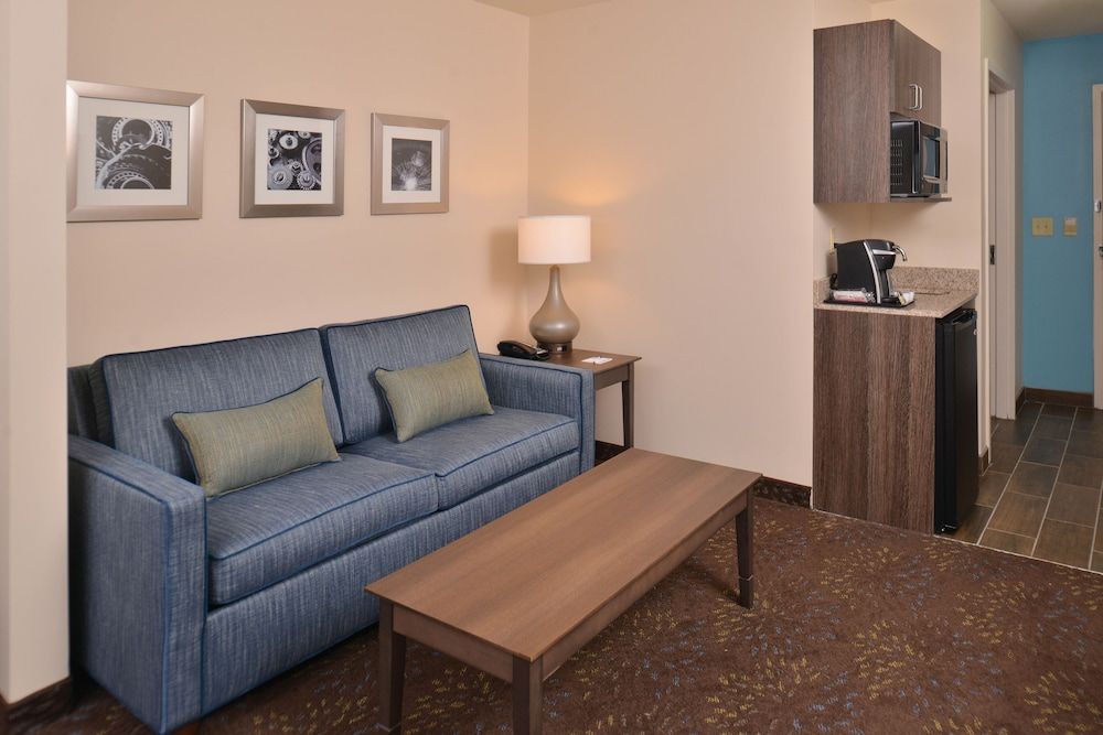 Holiday Inn Express & Suites Dearborn SW - Detroit Area by IHG 3