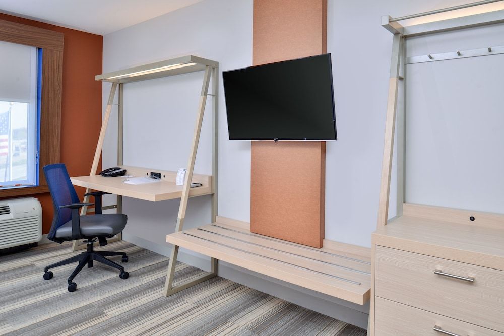 Holiday Inn Express & Suites Farmington Hills - Detroit by IHG 2