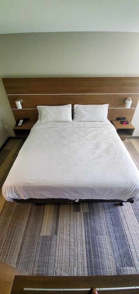 Holiday Inn Express and Suites Kinston 3