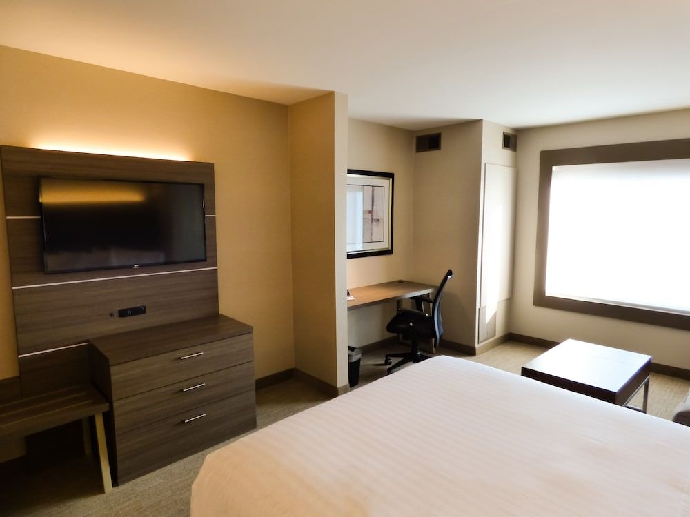 Holiday Inn Express & Suites Plymouth - Ann Arbor Area by IHG 2