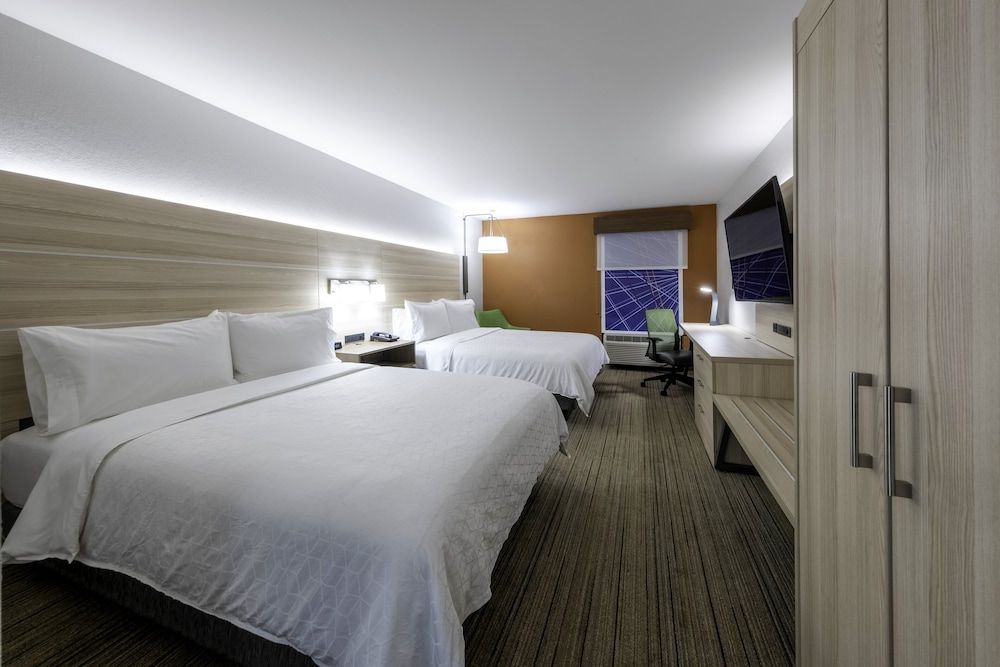 Holiday Inn Express & Suites Petersburg/Dinwiddie 2