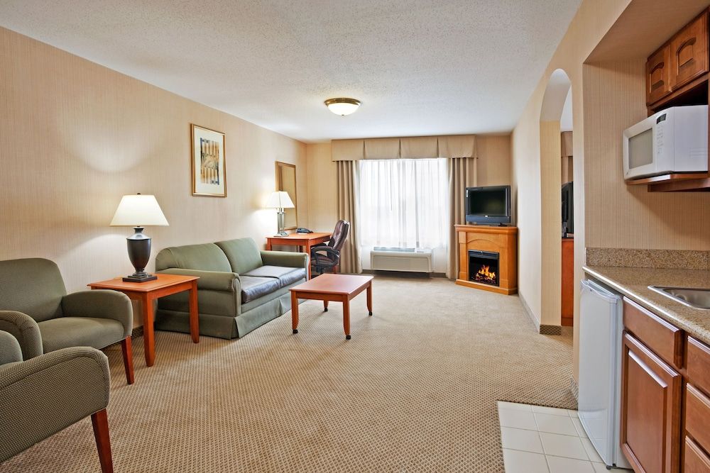 Holiday Inn Express & Suites Howell by IHG 3