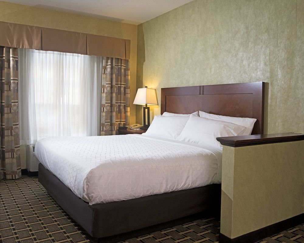 Holiday Inn Express and Suites Youngstown N Warren 2
