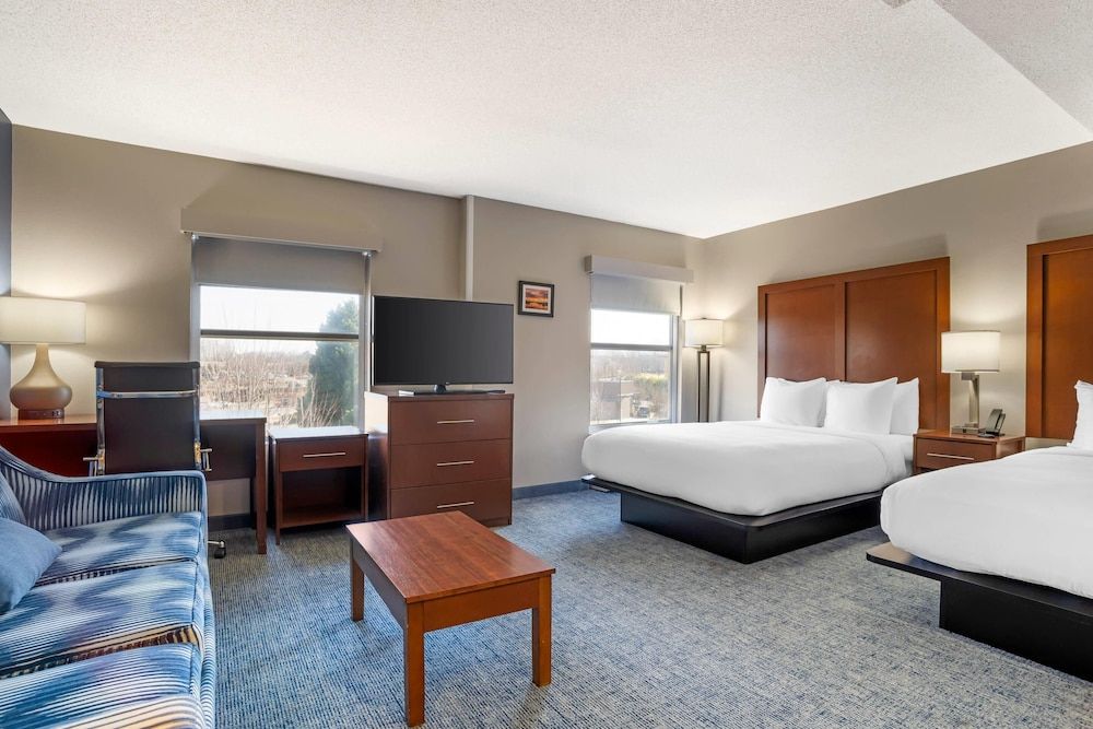 Comfort Suites near Birkdale Village- Huntersville 3