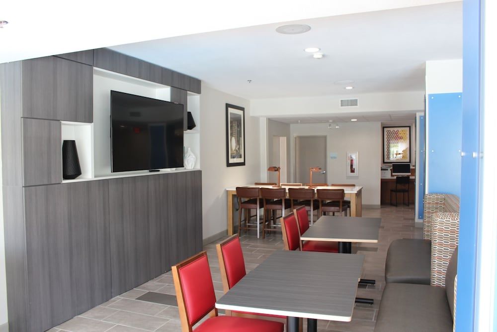 Holiday Inn Express and Suites Enterprise 3