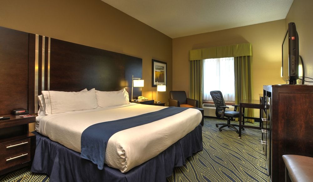 Holiday Inn Express & Suites Midwest by IHG 3