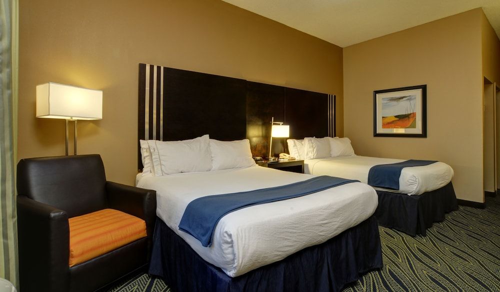 Holiday Inn Express & Suites Midwest by IHG 2