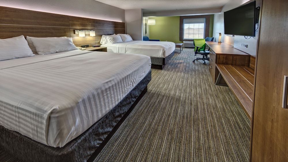 Holiday Inn Express and Suites Crossville 2