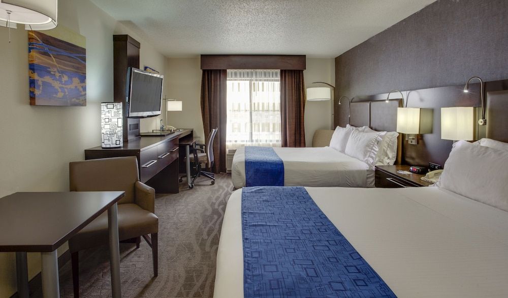 Holiday Inn Express and Suites Meadowlands Area 3