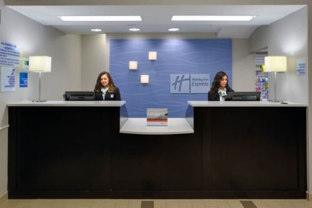 Holiday Inn Express and Suites Meadowlands Area 2