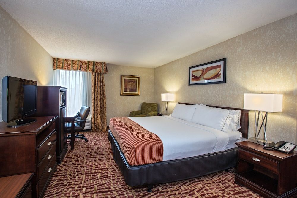Holiday Inn Express and Suites Corinth 3