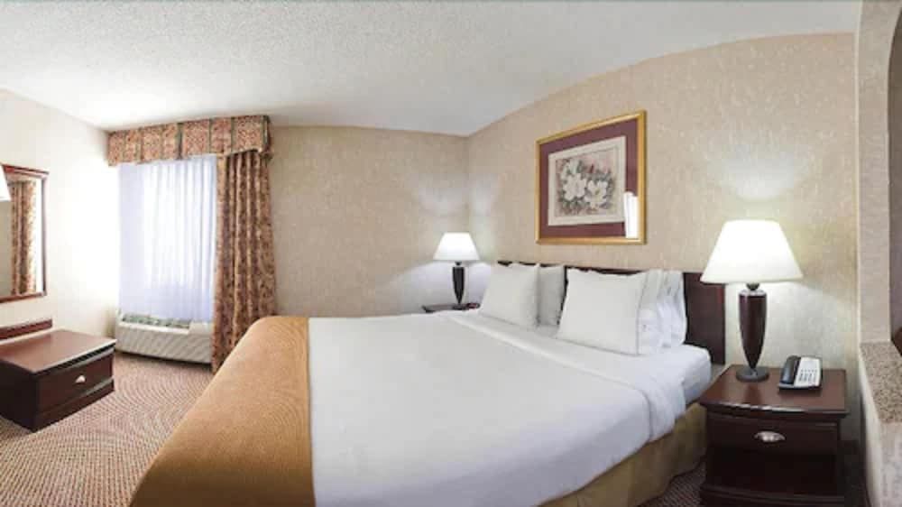 Holiday Inn Express and Suites Corinth 2