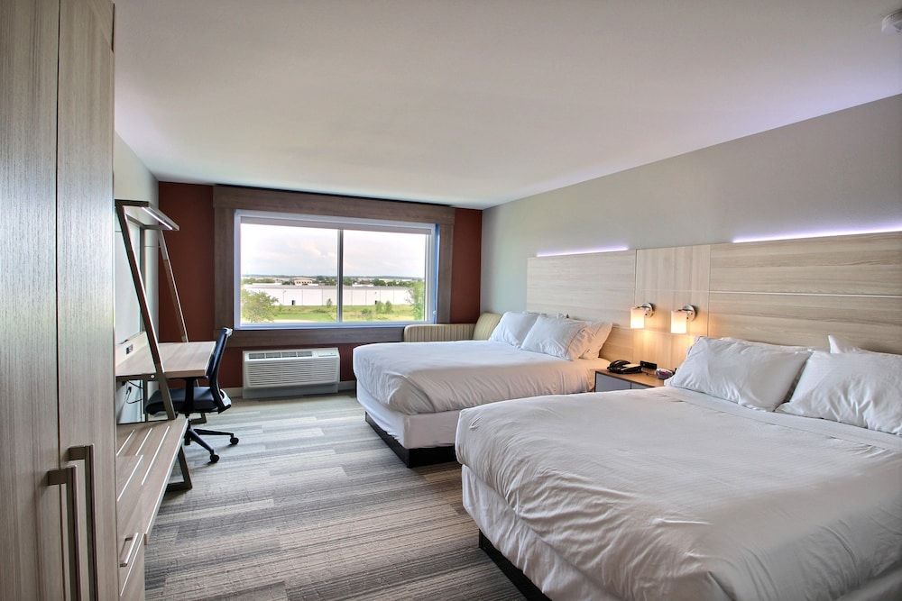 Holiday Inn Express & Suites Fond Du Lac by IHG 2