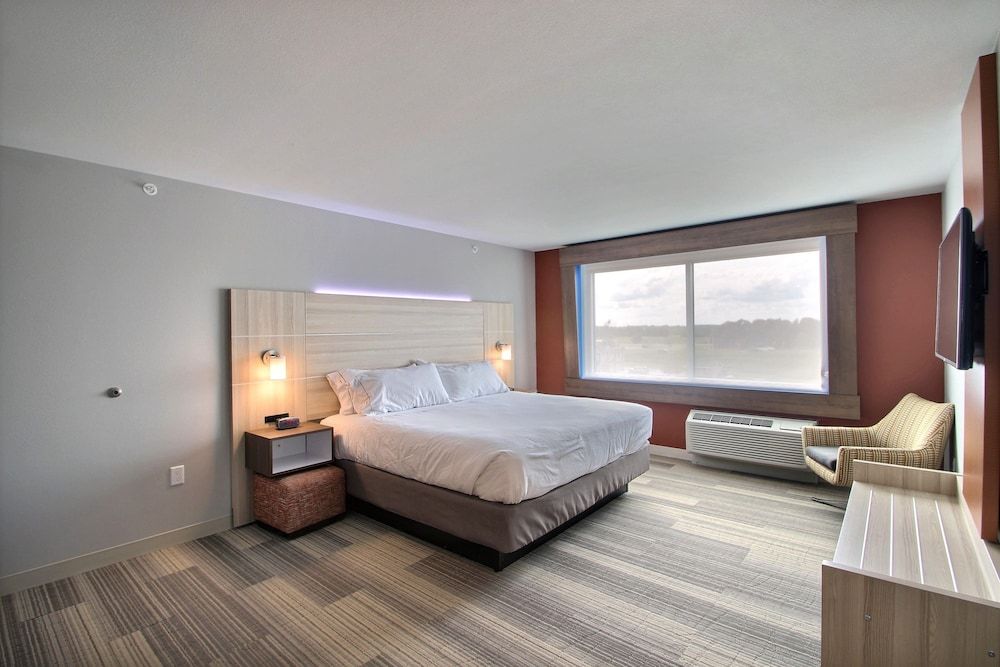 Holiday Inn Express & Suites Fond Du Lac by IHG 3