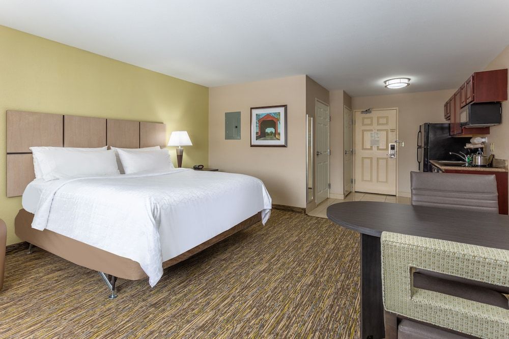 Candlewood Suites Airport by IHG 2