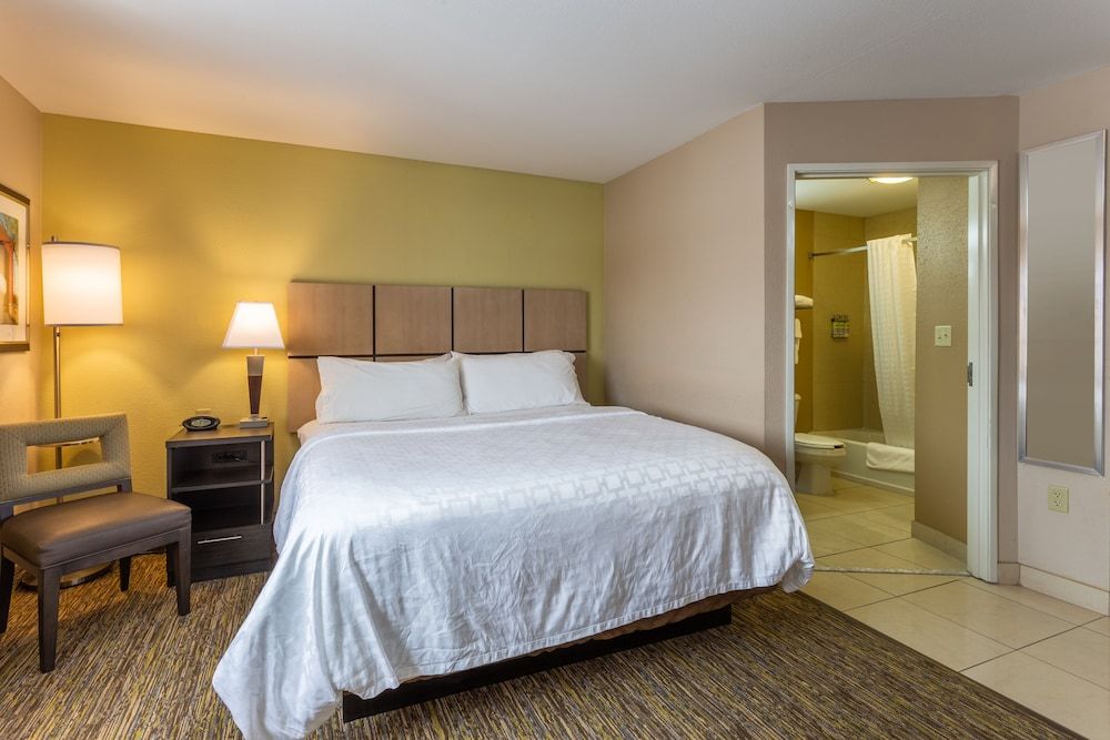 Candlewood Suites Airport by IHG 3