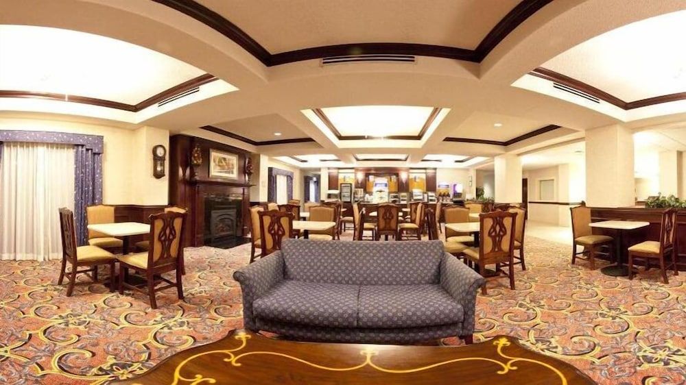 Holiday Inn Express and Suites Chesapeake 2