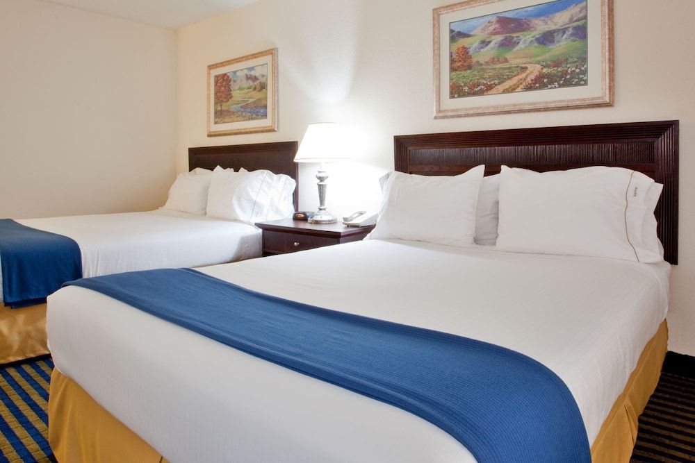 Holiday Inn Express and Suites Chesapeake 3