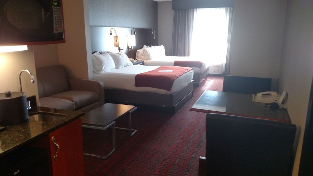 Holiday Inn Express and Suites Auburn 2