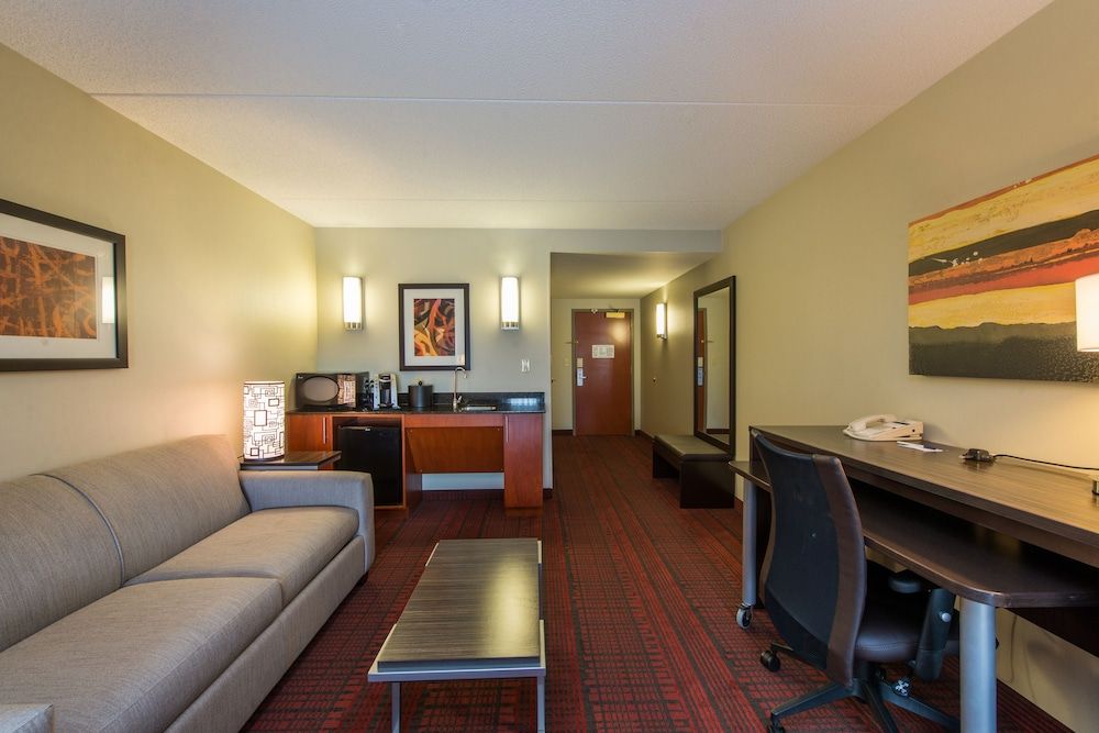Holiday Inn Express and Suites Auburn 3