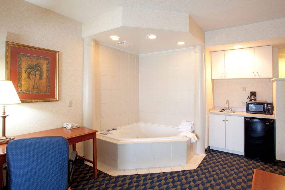 Holiday Inn Express & Suites Orangeburg 3