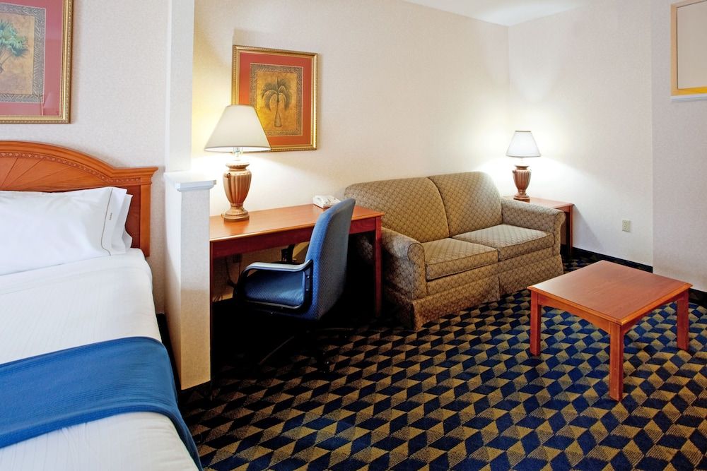 Holiday Inn Express & Suites Orangeburg 2