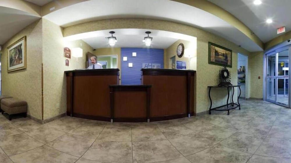 Holiday Inn Express & Suites Pierre-Fort Pierre 2