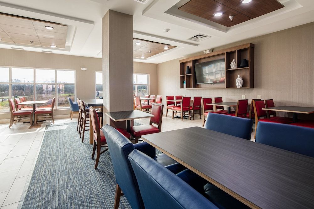 Holiday Inn Express & Suites Lenoir Cty by IHG 3