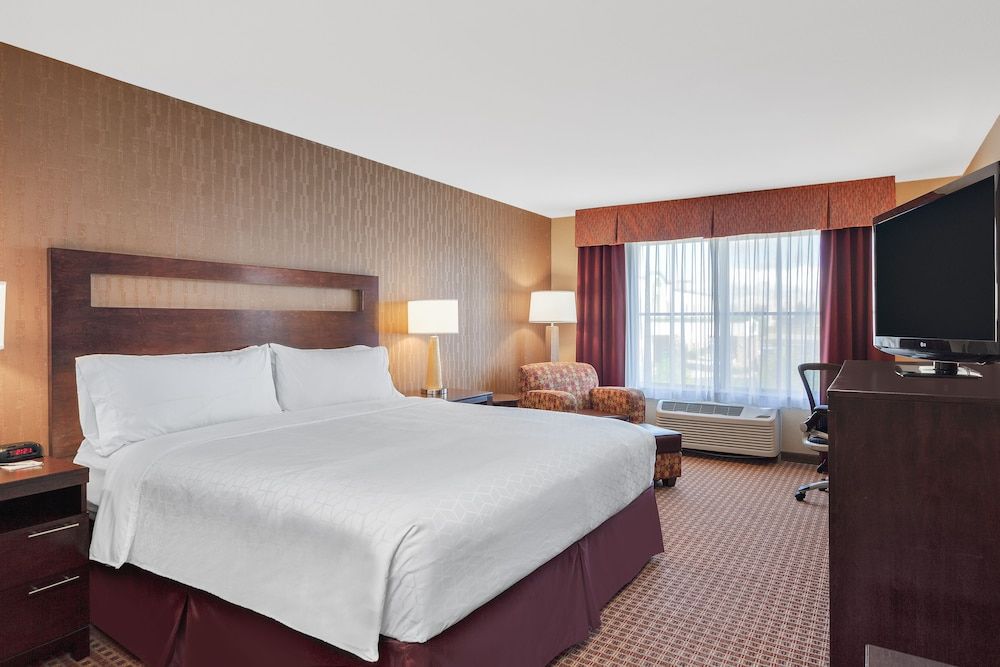 Holiday Inn Express and Suites Gillette 2