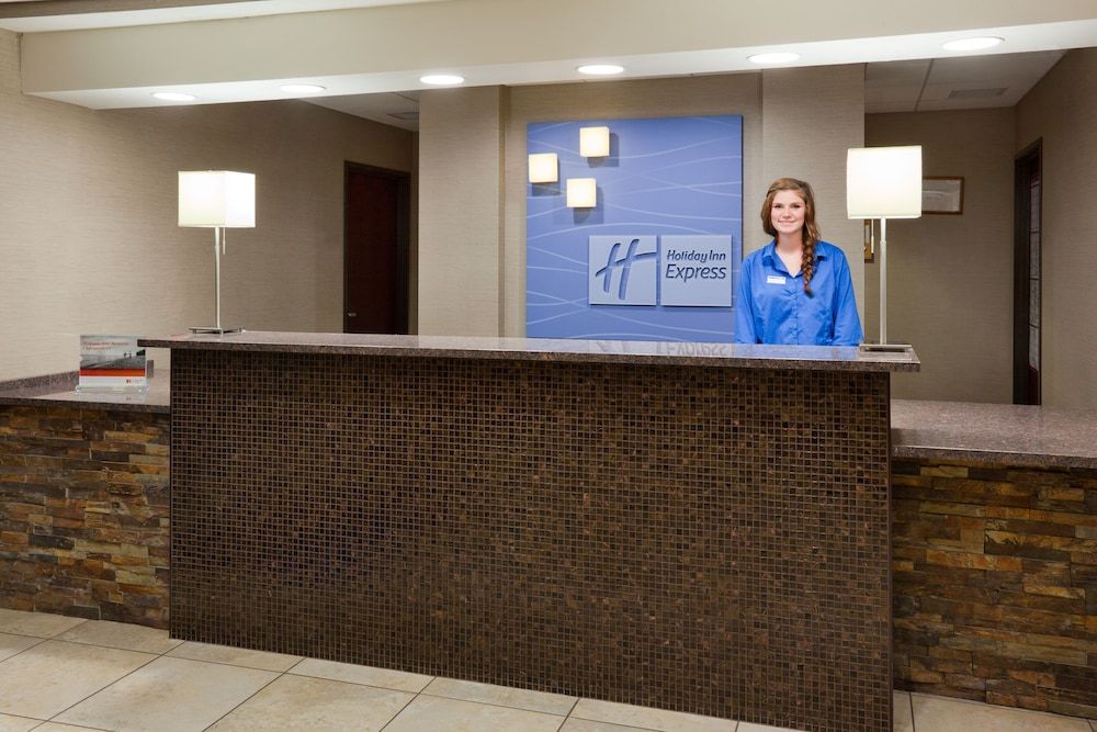 Holiday Inn Express and Suites Aberdeen 2