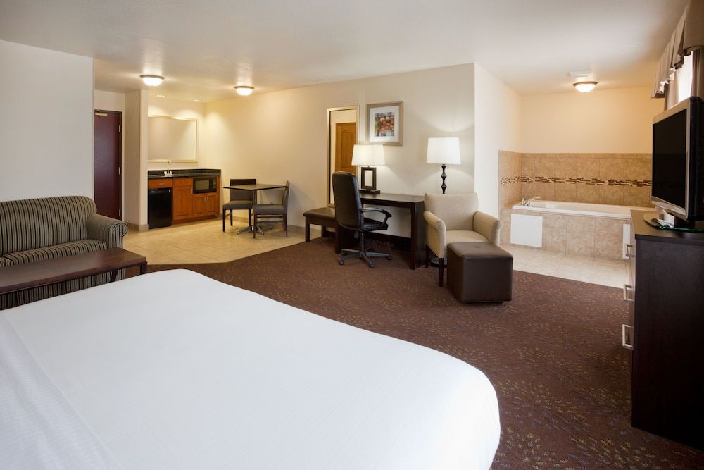 Holiday Inn Express and Suites Aberdeen 3