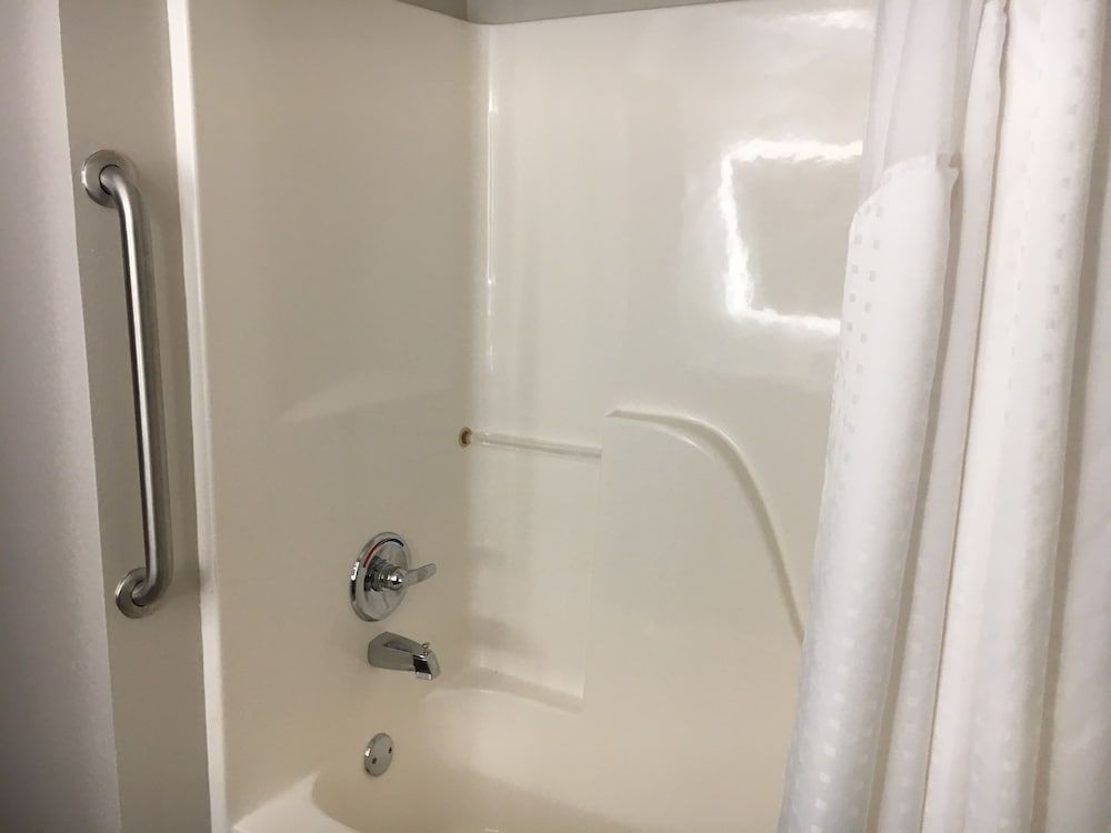 Holiday Inn Express and Suites Thomasville 2