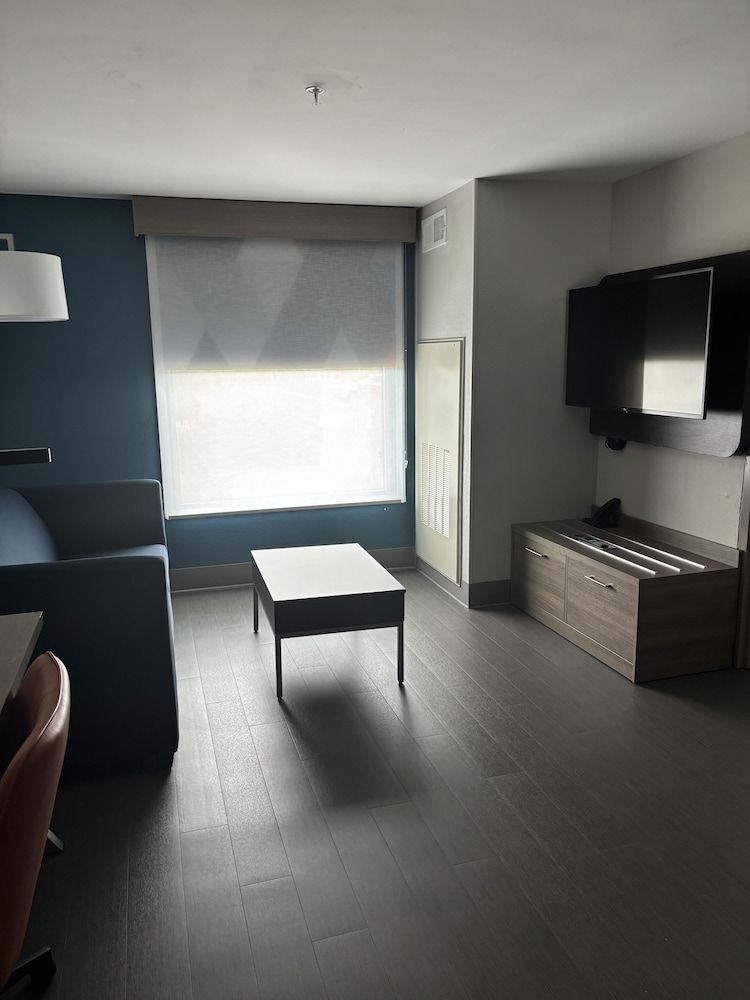 Holiday Inn Express and Suites Wilson I 95 2