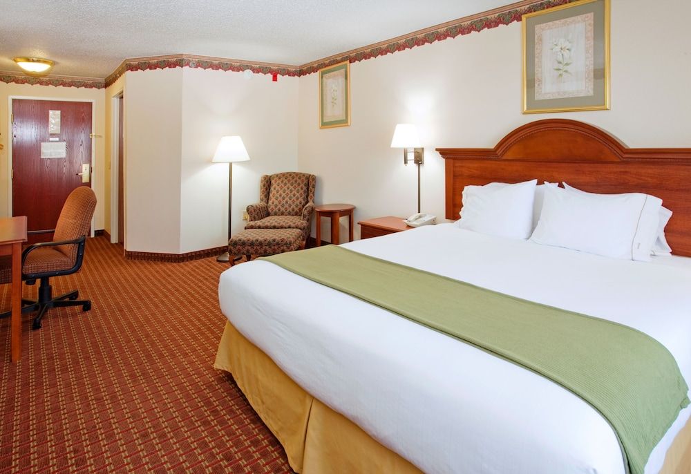 Holiday Inn Express Hillsville 2