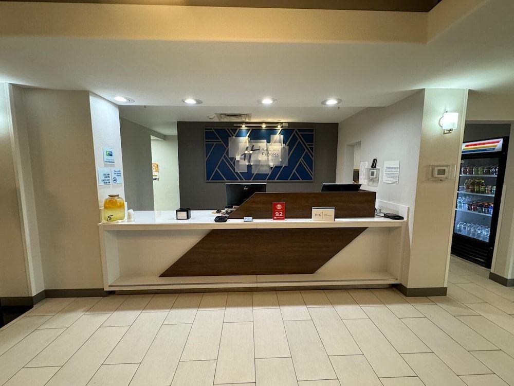 Holiday Inn Express and Suites Ripley 2