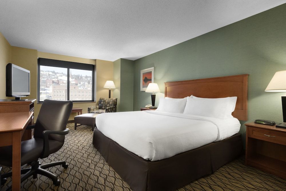 Holiday Inn & Suites Duluth-Downtown 2