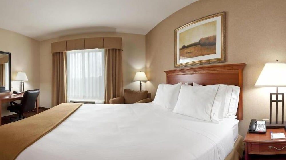 Holiday Inn Express & Suites Sheldon by IHG 3