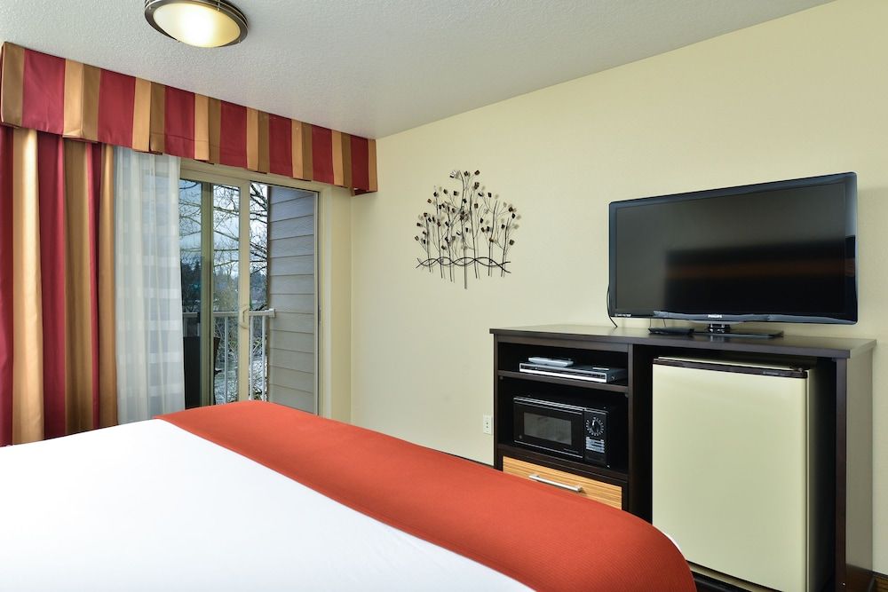 Holiday Inn Express Portland SE- Clackamas Area by IHG 2