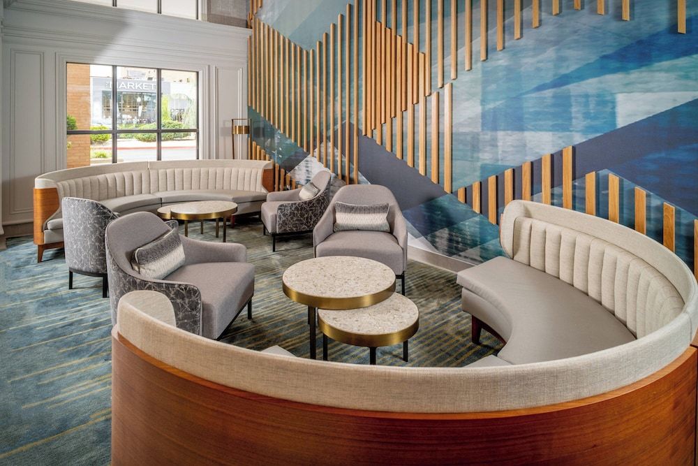 Holiday Inn Hotel and Suites Huntington Civic Aren 2