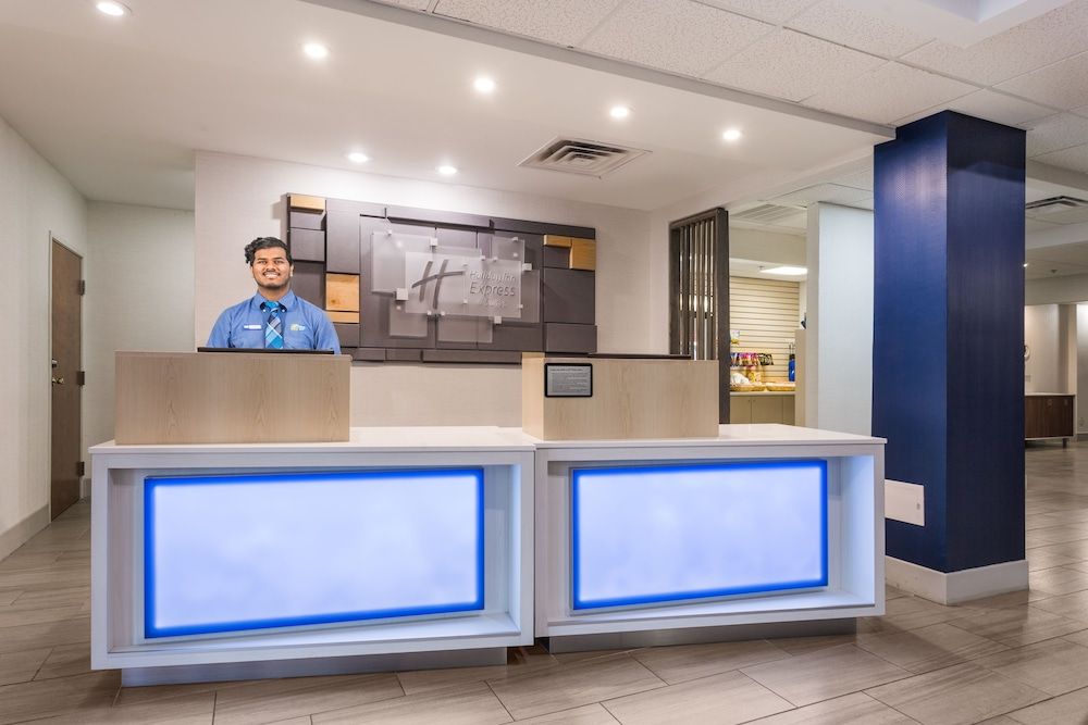 Holiday Inn Express and Suites - Petersburg - Fort Lee by IHG 2