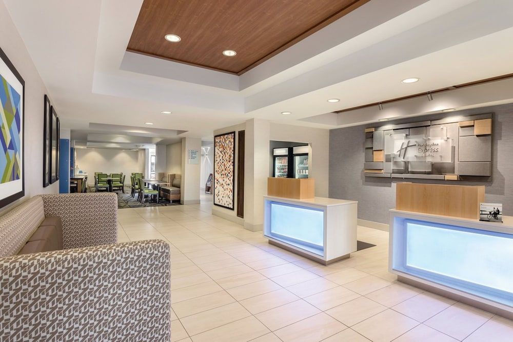 Holiday Inn Express & Suites Shawnee by IHG 2
