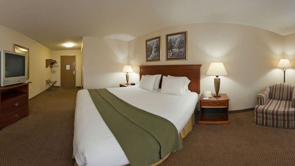 Holiday Inn Express Adrian 3